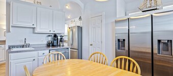 Heaven Sent: Oceanside, private pool, hot tub, rec room and EASY beach access!