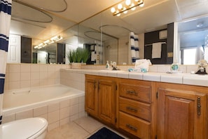 Combined shower/bathtub, hair dryer, towels