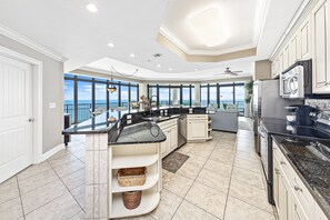 Frigorifero, microonde, forno, piano cottura