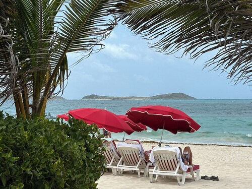 Very quiet and cozy condo located in Orient Bay walking distance from the beach.