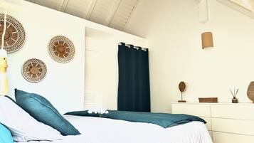 1 chambre, coffre-fort, bureau, fer et planche à repasser