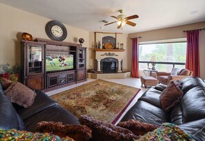 Smart TV, fireplace, offices - Valley View Villa - Pool Heat Avail - Large Yard! (Scottsdale)