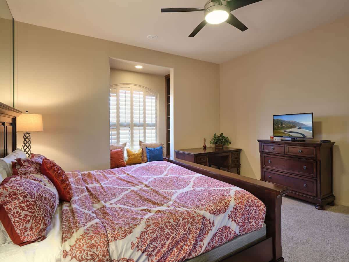 6 bedrooms, desk, iron/ironing board, travel cot