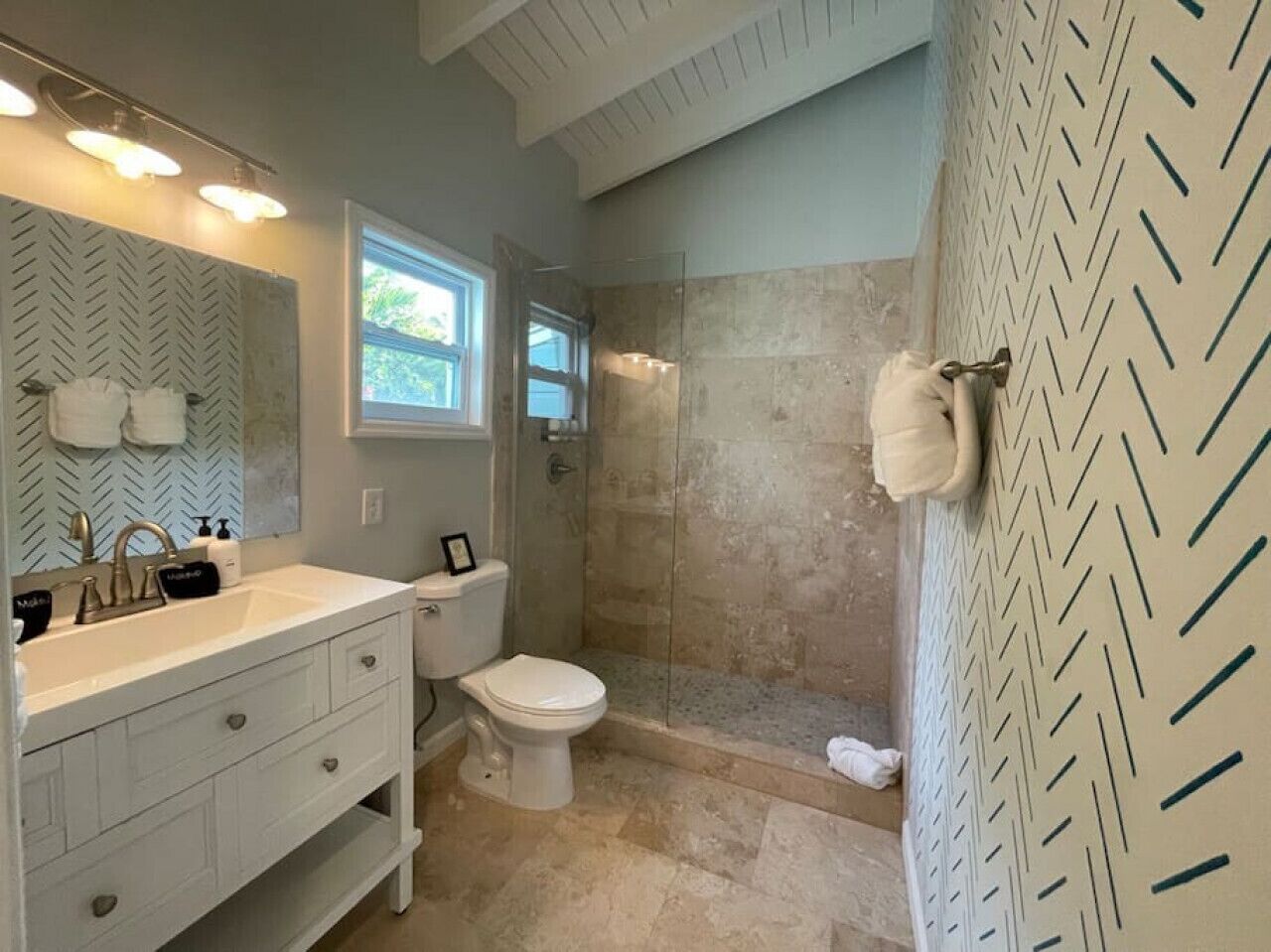 Een douche, een haardroger, handdoeken, zeep