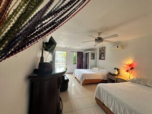 5 Schlafzimmer, Zimmersafe, Schreibtisch, Bügeleisen/Bügelbrett