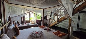 Villa tradicional, varias camas, vista a la alberca | Ropa de cama de alta calidad y decoración personalizada