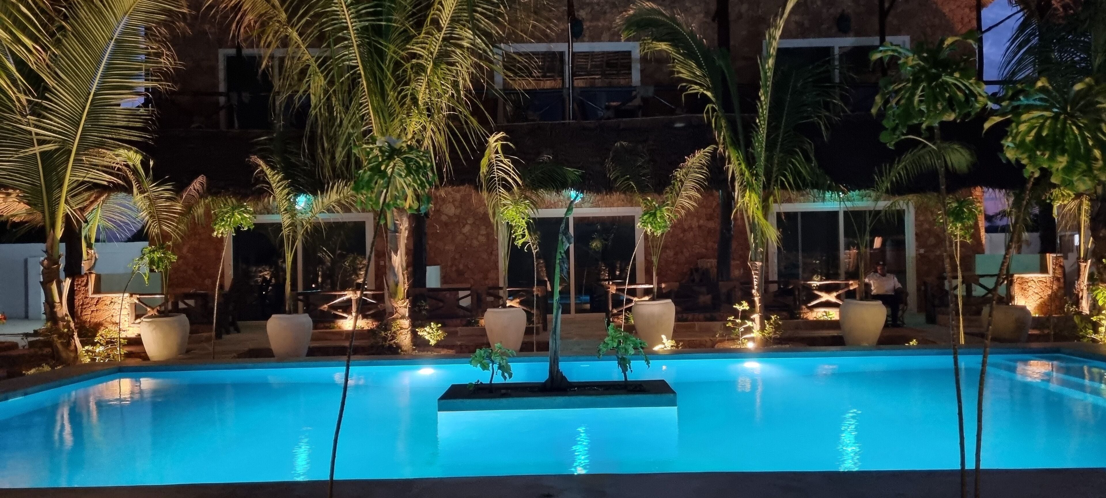 3 piscinas externas, guarda-sóis, espreguiçadeiras