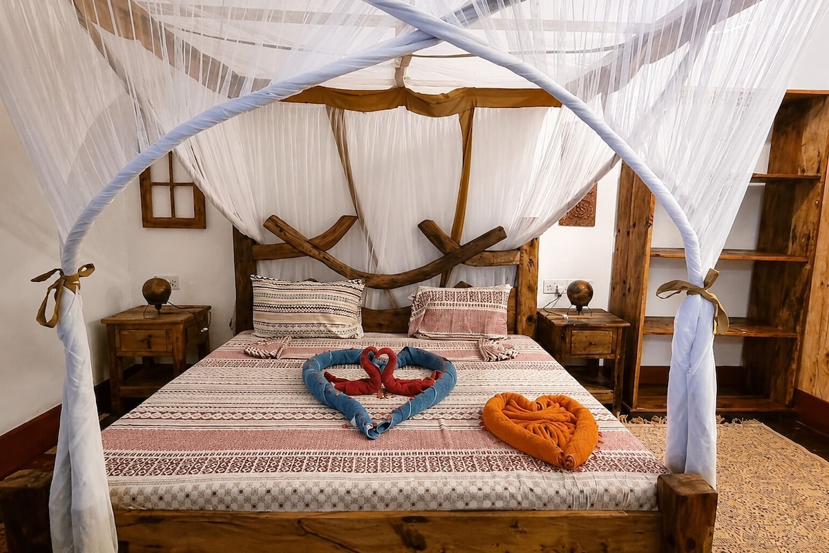 Habitación doble romántica | Ropa de cama de alta calidad y espacio para trabajar con laptop