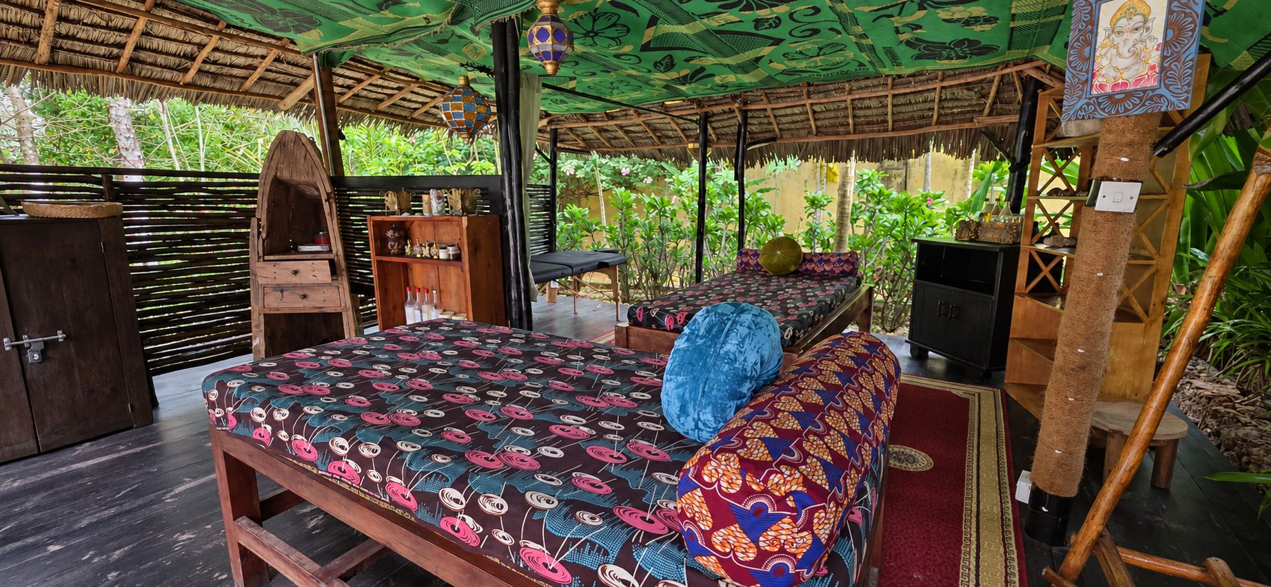 Quarto com cama, armário de madeira e prateleira com objetos decorativos.