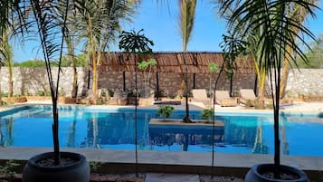 Deluxe-Studiosuite, Mehrere Betten, Poolblick | 1 Schlafzimmer, hochwertige Bettwaren, individuell dekoriert