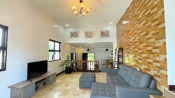 Smart TV, fireplace