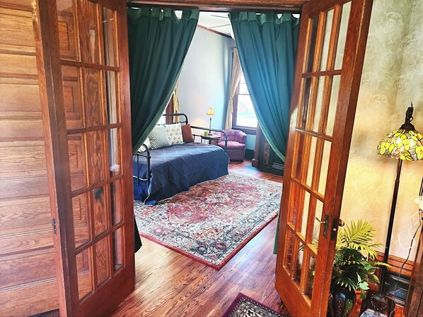 4 bedrooms, desk, iron/ironing board, free WiFi