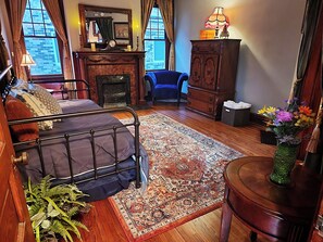 4 bedrooms, desk, iron/ironing board, free WiFi
