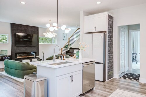 Luxe 5* Home 4 Mins Duke/DT w/King Beds, Fire Pit, Pool, Pet OK