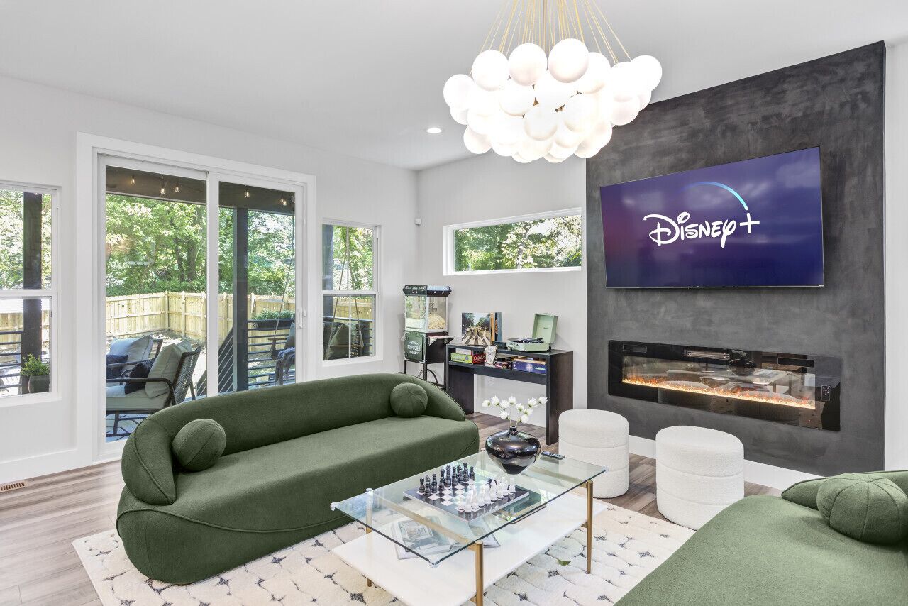 Een smart-tv, een open haard, videogames en boeken