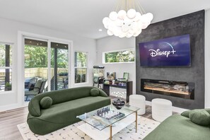 Smart TV, lareira, videogames, livros