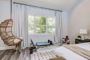 4 عدّة غرف نوم ومكتب ومكواة/لوح كي وسرير سفر