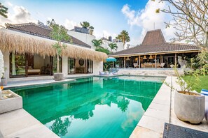 Villa básica, varias camas | Alberca | Alberca al aire libre 