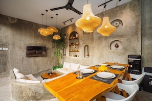 Basic Villa, 2 Queen Beds | Dining