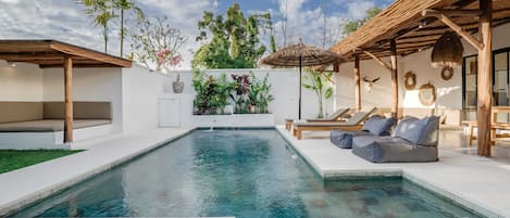 Eenvoudige villa, meerdere bedden | Zwembad | Een buitenzwembad