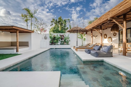 Una piscina al aire libre