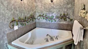 Suihku, poreamme, hiustenkuivaaja, pyyhkeet