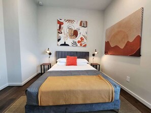 6 bedrooms, desk, iron/ironing board, free WiFi