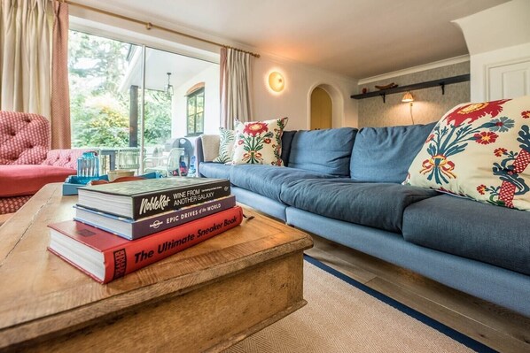 Smart TV, fireplace, books, stereo