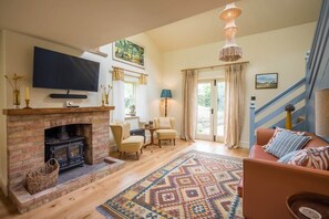 Smart TV, fireplace, books, stereo - The Old Forge, Great Glemham (Great Glemham)