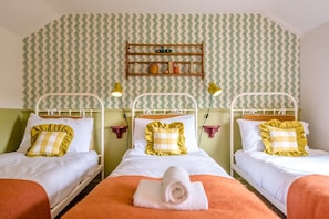5 bedrooms, iron/ironing board, WiFi, bed sheets
