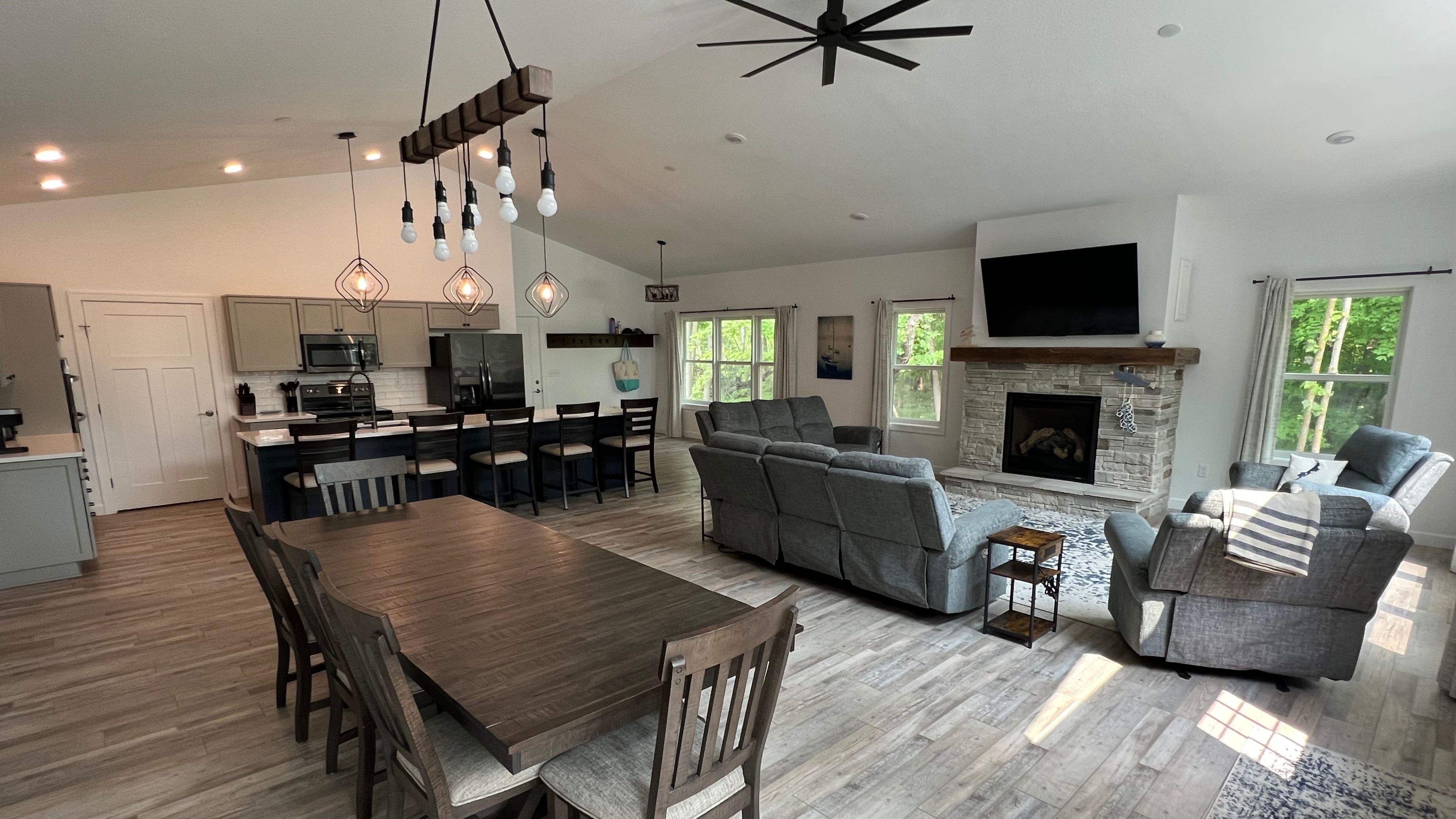 智能電視、壁爐、DVD 播放機