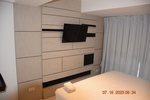 2 bedrooms, in-room safe, iron/ironing board, travel crib - Kalim Unit 132 VUE MER (kathu)