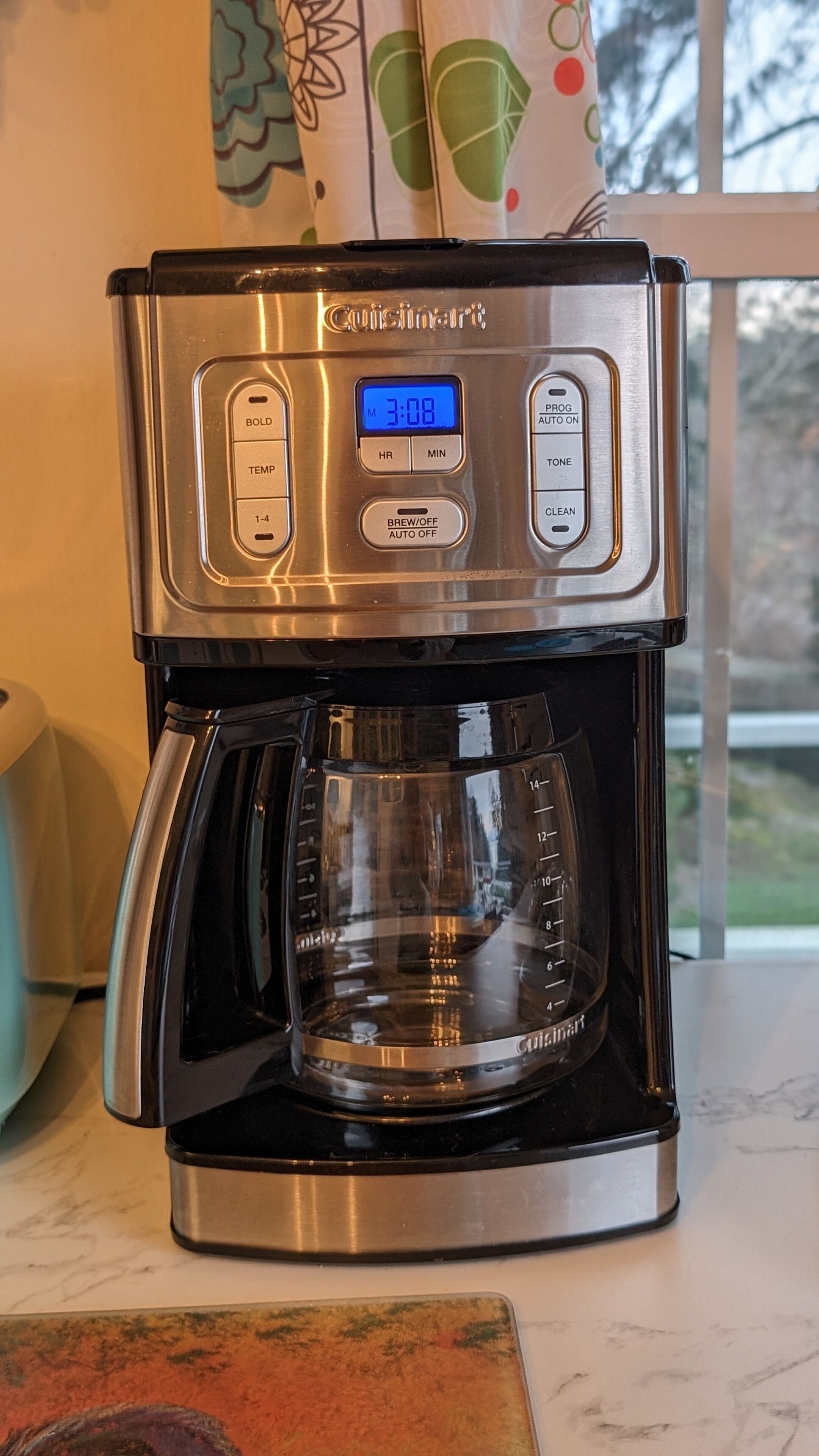 Una cafetera Cuisinart con pantalla digital, bandeja de goteo y depósito de agua.