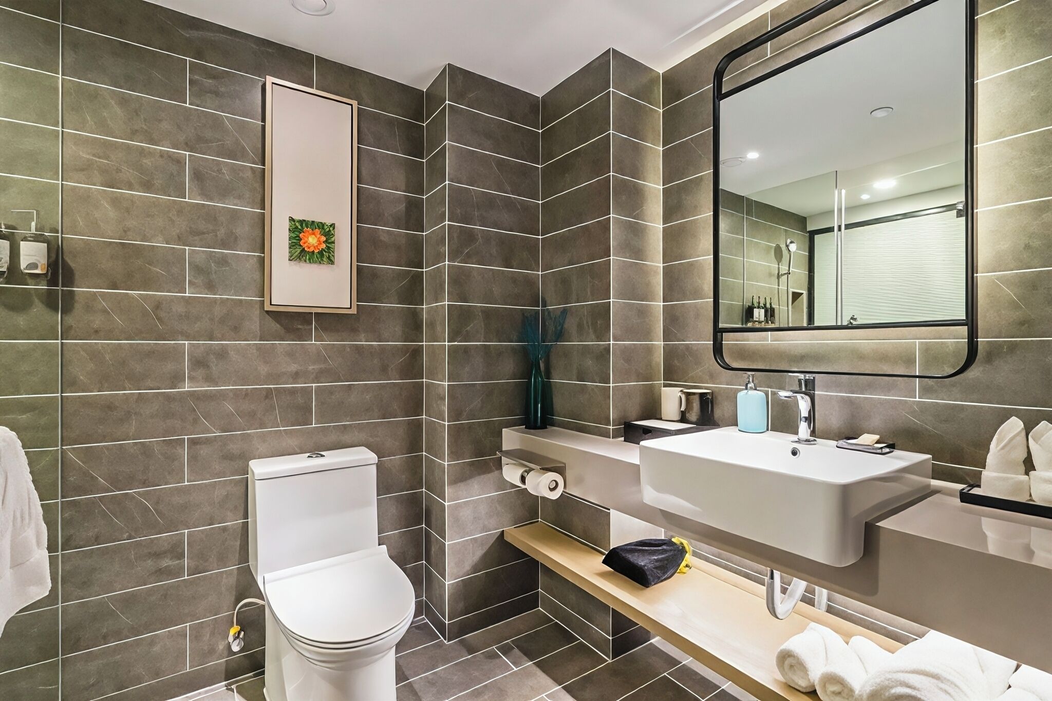 Un baño moderno con inodoro, lavamanos y espejo.