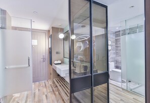 Quarto casal empresarial | Banheiro | Chuveiro, chuveiro com efeito de chuva, produtos de toalete grátis 