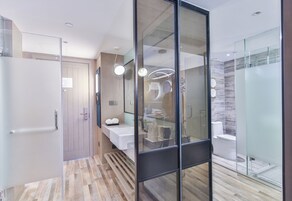 Core-Style Double Bed Room | Bathroom | Shower, rainfall showerhead, free toiletries, hair dryer