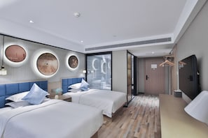 ห้องบิสซิเนสทวิน | ผ้านวมขนเป็ด, ตู้นิรภัยในห้องพัก, โต๊ะทำงาน, พื้นที่ทำงานแบบใช้แล็ปท็อป