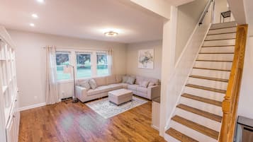 Smart TV, chimenea, futbolito y libros