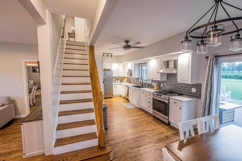 Large Lakeside Farmhouse Vineyard Escape in the heart of wine country!