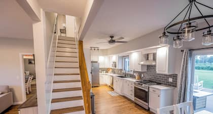 Large Lakeside Farmhouse Vineyard Escape in the heart of wine country!