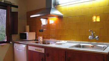 Refrigerador, microondas, lavavajillas y cafetera y tetera