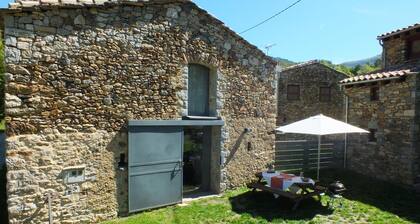 Independent cottage with private BBQ. 3km from Ribes de Freser. Pyrenees
