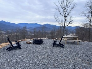 Outdoor dining - Black Mountain Views Oasis - Enjoy the Black Mountain Seclusion (Swannanoa)