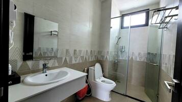 Quarto standard | Banheiro | Chuveiro, chuveiro com efeito de chuva, produtos de toalete de grife