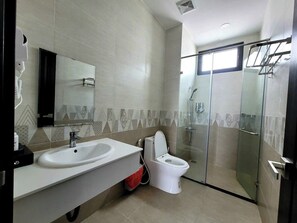 Habitación estándar | Baño | Regadera, regadera tipo lluvia, amenidades de baño de diseñador