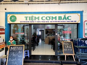 Outdoor dining - E3 Homestay & Cafe Phu Quoc (Phu Quoc)