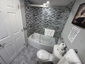 Regadera, toallas, jabón, shampoo