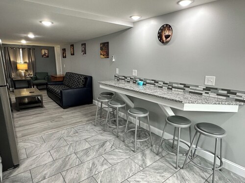 Modern 2B Family Home Near Wine Country- 6m Walk to Lake +Pet Friendly