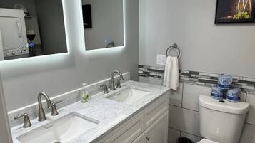 Dusche, Handtücher, Seife, Shampoo