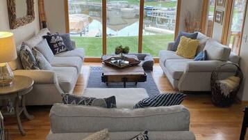 Smart-TV, Kamin, DVD-Player, Bücher